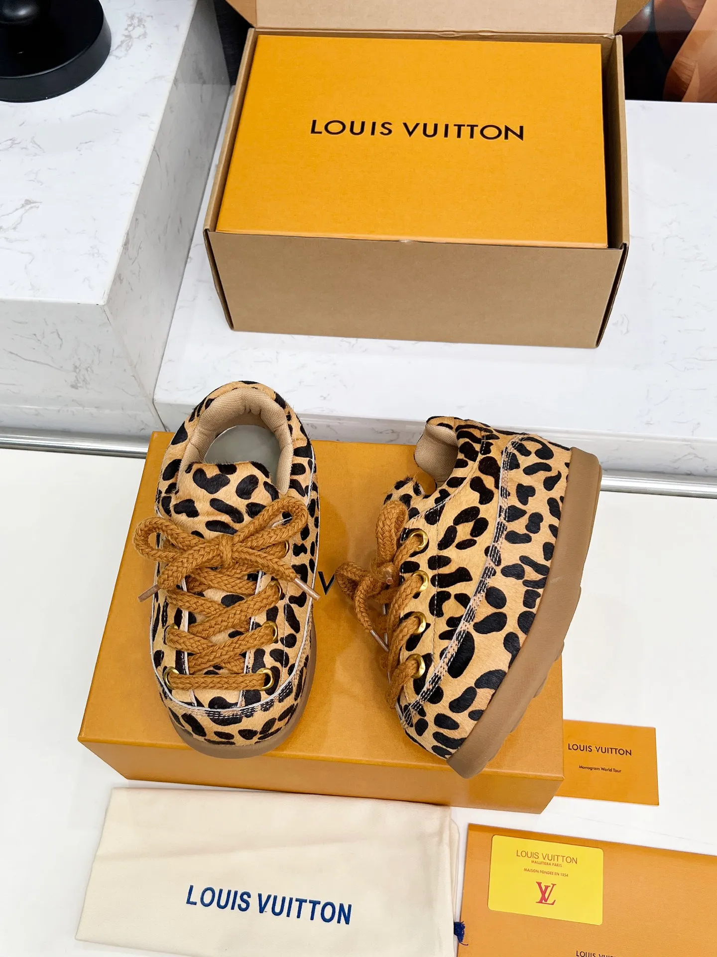 [L Family] P: 740💰 Couple model, size: women 35-41 (customized at 41 for women), 39-46 for men (customized at 45.46) The 2025 iteration of this Time Out sneaker, couple model, LV co-branded nigo, donkey brand, Louis Vuitton, ugly, cute😍Many Internet celebrities have shown off their feet, a classic and versatile item. Fabric: Imported high mercerized cow suede. Lining: high-grade elastic mesh, outsole: original molded outsole, palm print rubber outsole with hidden L letter and Monongram flower.